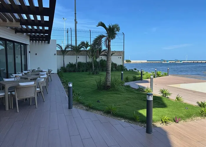 Apartment Beachfront 2br 2ba W Balcony, Ocean Views *